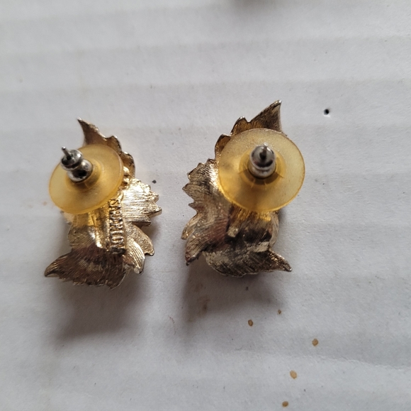 Sarah Coventry Signed Wreath/Leaf Broach Pin/Earrings Faux Pearl Leaf Gold Tone - Picture 7 of 9